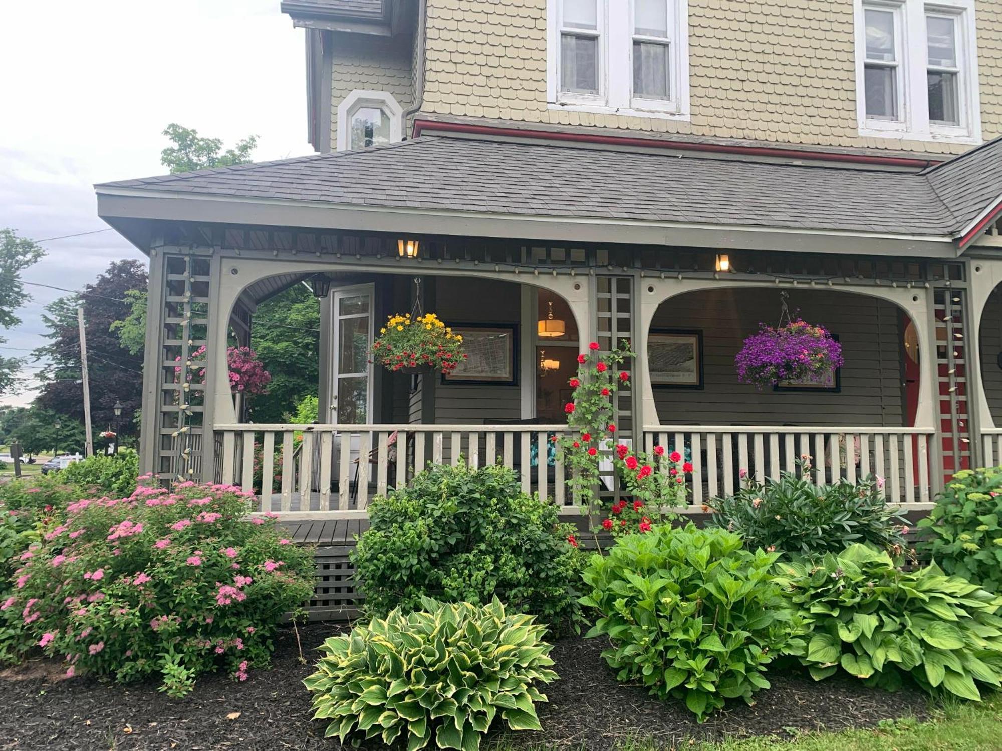 No 1 Grafton Inn ชาร์ลอตต์ทาวน์ ภายนอก รูปภาพ