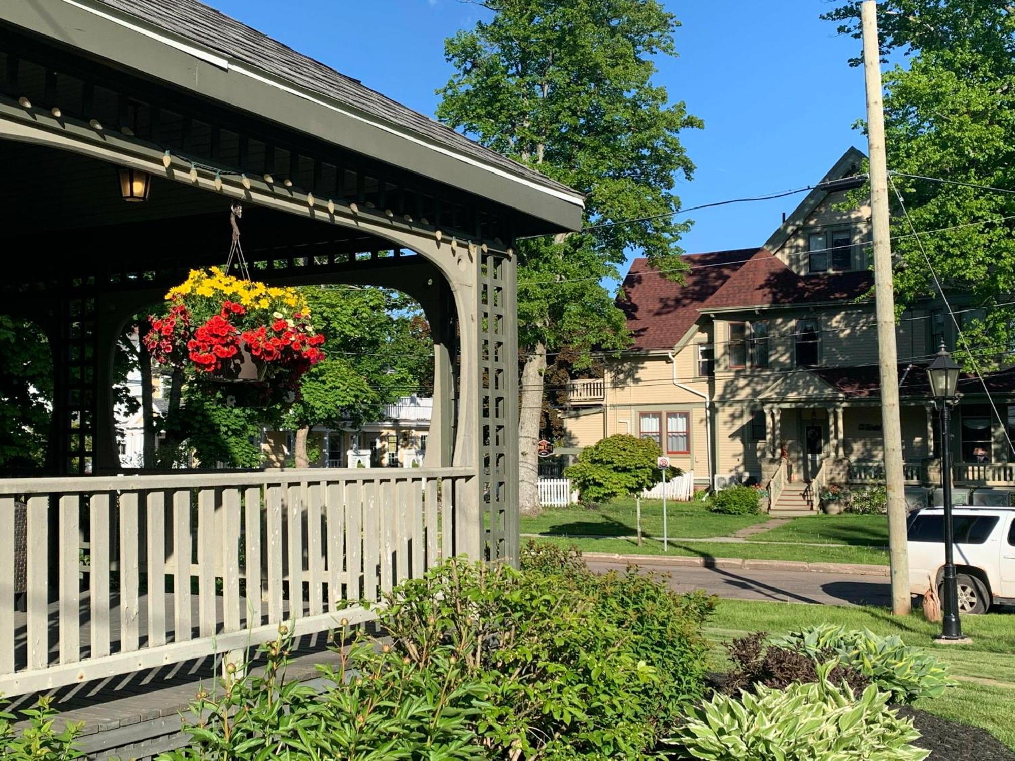 No 1 Grafton Inn ชาร์ลอตต์ทาวน์ ภายนอก รูปภาพ