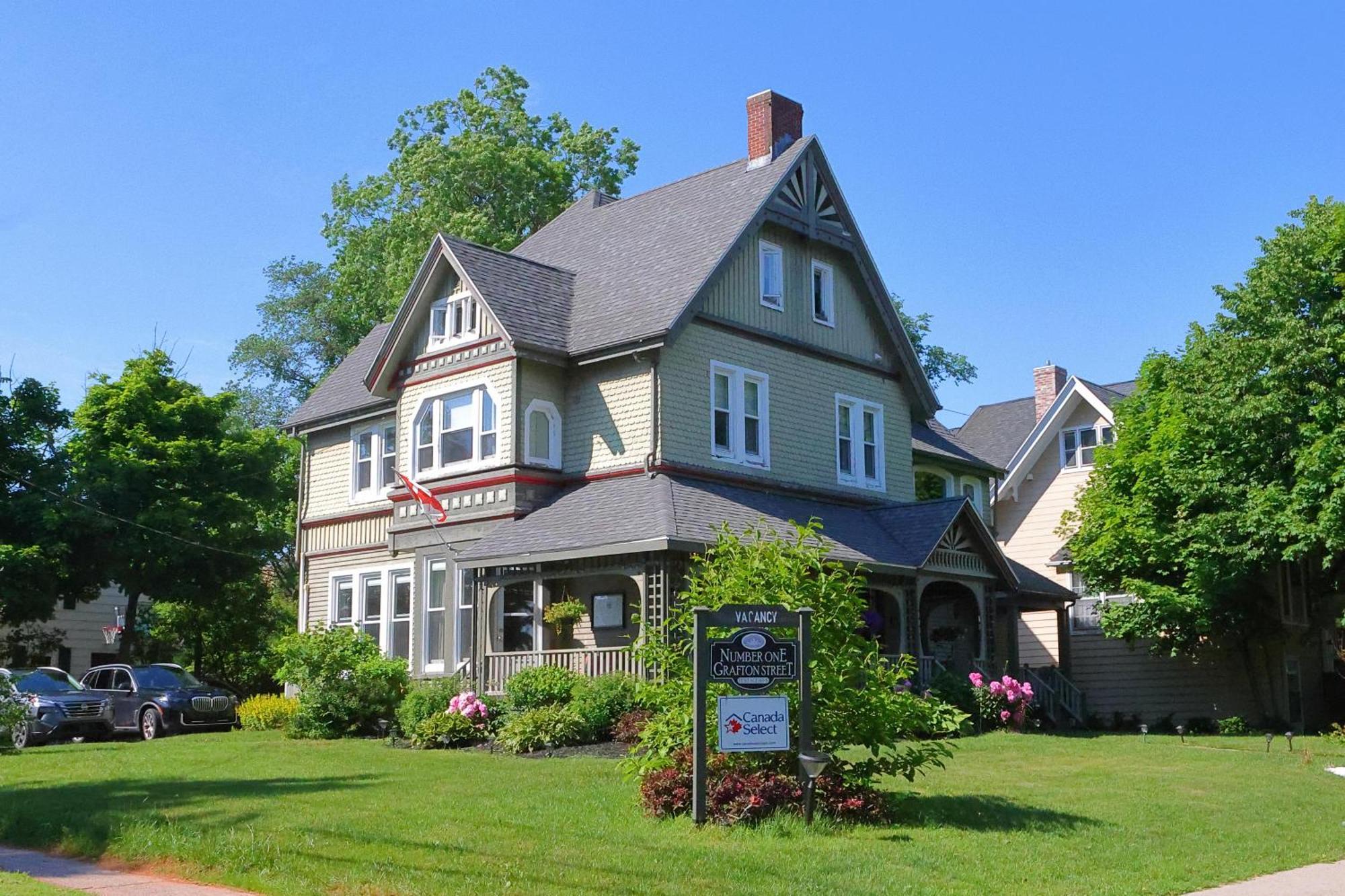 No 1 Grafton Inn ชาร์ลอตต์ทาวน์ ภายนอก รูปภาพ